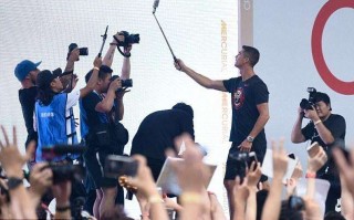 不会颠球能踢足球吗，不会颠球能踢足球吗女生